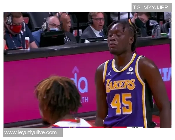 费尔斯表现抢眼12投8中砍下21分6篮板4抢断三分球命中率高达75 费尔斯表现抢眼12投8中砍下21分6篮板4抢断三分球命中率高达75